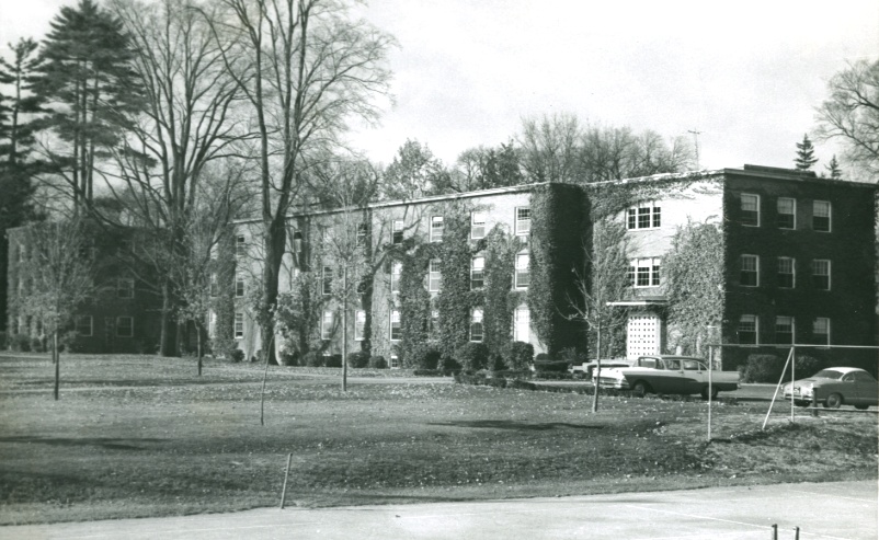 Memorial Hall, as finally constructed in 1951. Subsequent renovations brought a peaked roof, an expanded faculty residence wing on the east end, and a central entrance.